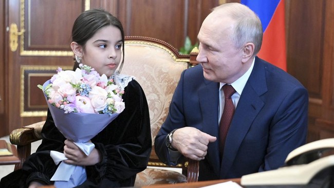 FOTO: Pelukan Hangat Putin untuk Gadis 8 Tahun Raisat Akipova