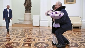 FOTO: Pelukan Hangat Putin untuk Gadis 8 Tahun Raisat Akipova