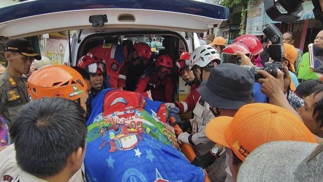 Seorang pemuda penderita obesitas dengan bobot mencapai 230 kg dievakuasi petugas gabungan dari rumahnya di Kecamatan Cipayung ke rumah sakit, Kamis.