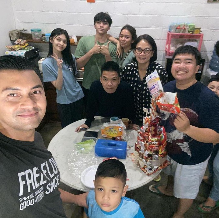 <p>"Keluarga bahagia panutan buat kita semua. Semoga selamanya selalu bersama buat kalian. Senang lihatnya," ungkap seorang netizen. "Putra putrinya persis ketiplek sama Papa Mamanya pas muda," kata yang lainnya. (Foto: Instagram: @anjasmara)</p>