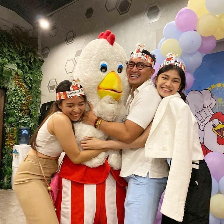 <p>Amanda diketahui juga sangat dekat dengan adik perempuannya, Sasikirana Zahrani Asmara. Anjasmara dan Dian kerap membagikan potret bersama keduanya, lho. (Foto: Instagram: @anjasmara)</p>