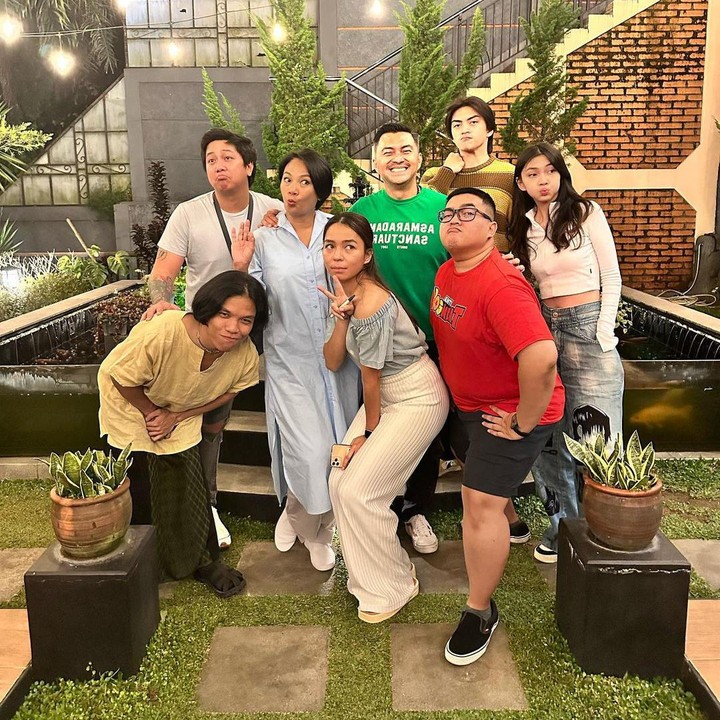 <p>Kedua anak yang mereka adopsi adalah Amanda Annete Syariff dan Luther Putra Syariff. Kini, keduanya sudah beranjak dewasa bahkan ada yang sudah menikah, lho. (Foto: Instagram: @bu_deedee)</p>