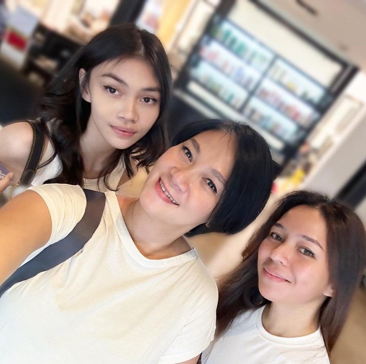 <p>Banyak netizen yang menyebut bahwa keluarga Anjasmara dan Dian merupakan keluarga yang harmonis. Tak sedikit pula yang mengatakan keduanya memiliki putra dan putri yang berwajah mirip. (Foto: Instagram: @bu_deedee)</p>