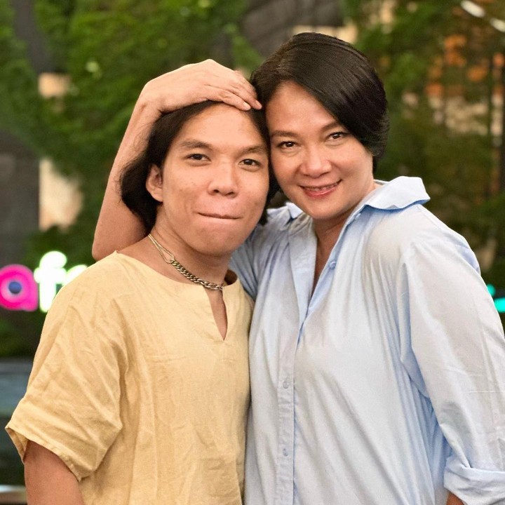 <p>Sementara itu, Luther kini tengah sibuk membangun kariernya, Bunda. Hal ini juga diungkapkan oleh Dian Nitami pada laman Instagram. "Kak Ute, anak no.3 yang lagi semangat-semangatnya kerja cari cuan biar bisa traktir Ayah Ibu jalan-jalan," ungkapnya. (Foto: Instagram: @bu_deedee)</p>