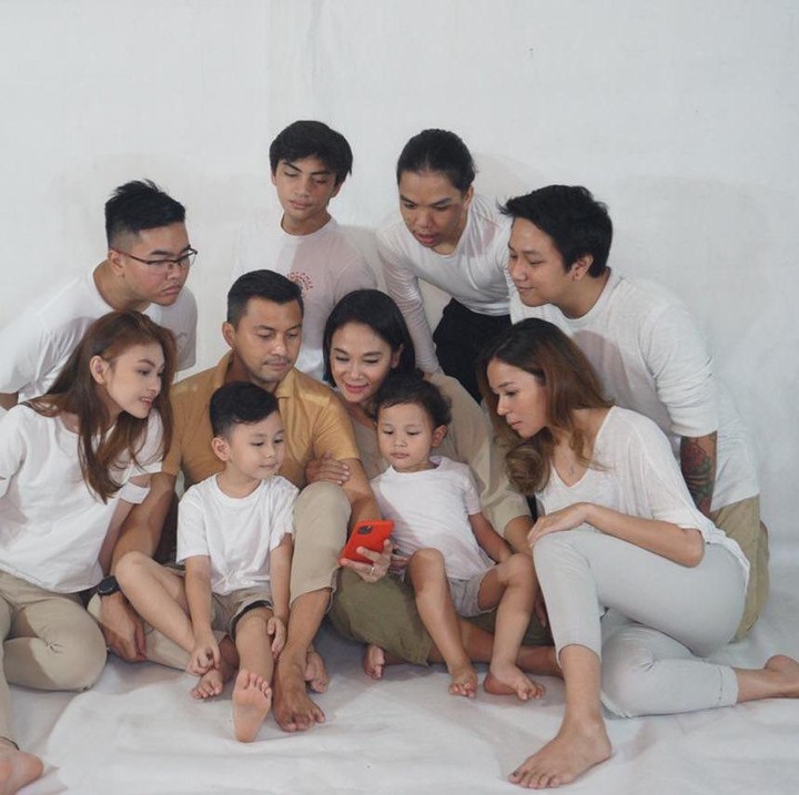 <p>Anjasmara dan Dian Nitami menikah pada tahun 1999, Bunda. Setelah menjalin kehidupan rumah tangga, Anjasmara dan Dian Nitami pun mengadopsi dua orang anak. (Foto: Instagram: @amandaannete)</p>