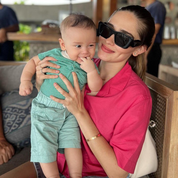 <p>Belum genap berusia satu tahun, Yannick sudah memiliki banyak penggemar, Bunda. Bukan tanpa alasan, ia memiliki wajah tampan blasteran yang didapat dari sang Bunda yang berdarah Inggris. (Foto: Instagram: @yaswildblood)</p>