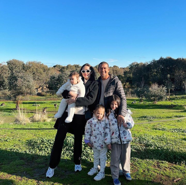 <p>Yannick juga sangat dekat dengan kedua kakak perempuannya, Seraphina Rose Soemarningsih Soerjosoemarno dan Sophia Ayana Dwi Sulistyowati Soerjosoemarno. Ketiganya terlihat sangat kompak ya, Bunda. (Foto: Instagram: @yaswildblood)</p>
