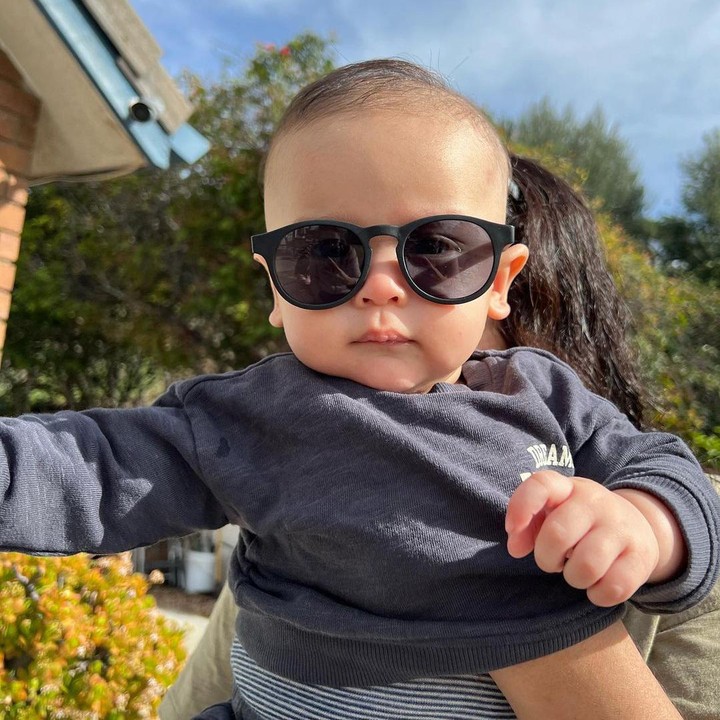 <p>Yannick kerap tampil kece nih, Bunda. Pada salah satu potret yang diabadikan Yasmine, Yannick terlihat tampan mengenakan kacamata hitam. (Foto: Instagram: @yaswildblood)</p>