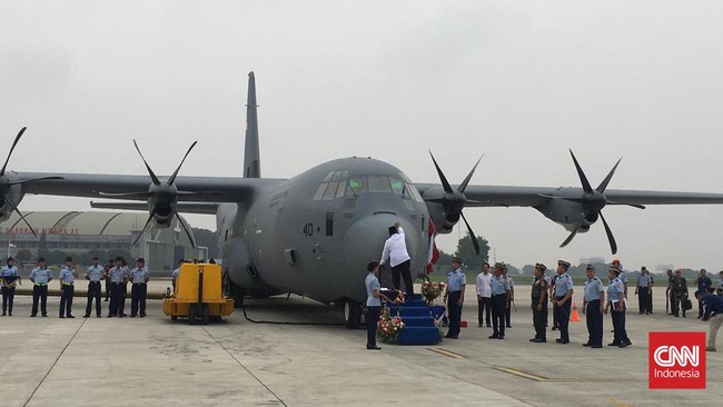 Para menteri dan wakil menteri Kabinet Merah Putih terlihat naik pesawat Hercules TNI AU dari Lanud Halim untuk menuju Akmil Magelang, Kamis (24/10) siang.