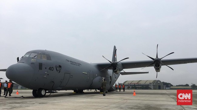 Presiden Joko Widodo dan Menteri Pertahanan Prabowo Subianto menghadiri serah terima pesawat C-130J-30 Super Hercules baru.