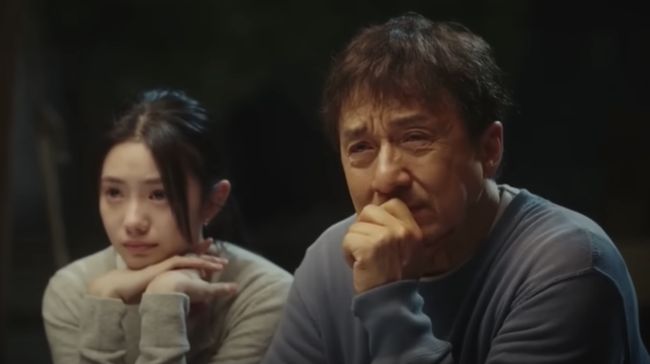 Sebuah video viral di media sosial beberapa hari terakhir yang menampakkan Jackie Chan menangis bersama seorang perempuan yang dianggap sebagai anaknya.