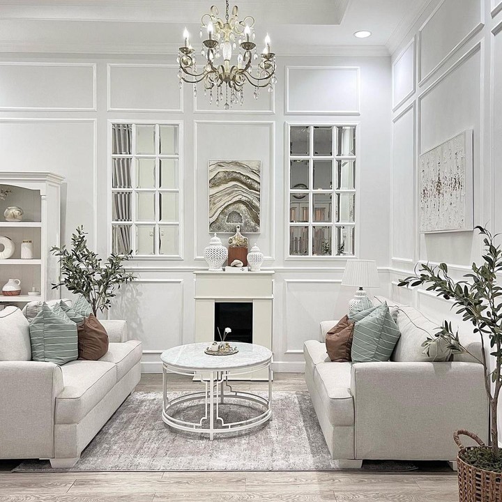 <p>Tak hanya bagian luar, interior rumah Natalie Sarah juga didominasi dengan warna putih sehingga memberi kesan luas dan bersih. Rumah terasa semakin mewah dengan pemilihan dekorasi cantik seperti lampu gantung. (Foto: Instagram @natalie_sarahs)</p>