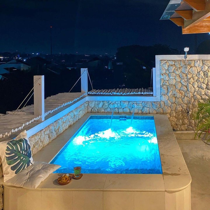 <p>Dirancang dengan indah, <em>rooftop</em> Natalie yang estetik juga sering menuai pujian dari <em>followers</em>-nya. <em>"Gak perlu traveling or healing2 deh klo punya hunian begini,"</em> kata akun @alvii*** (Foto: Instagram @natalie_sarahs)</p>