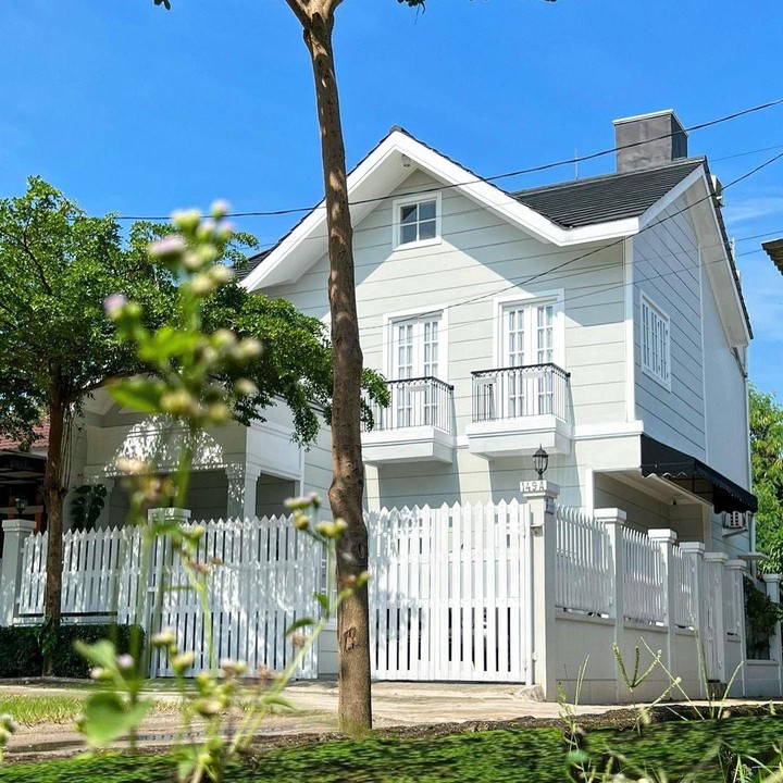 <p>Rumah Natalie Sarah mengusung desain seperti gaya rumah di Eropa. Huniannya didominasi dengan warna putih polos untuk memberi kesan minimalis. (Foto: Instagram @natalie_sarahs)</p>