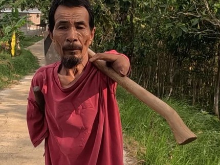 Sabar Jalani Hidup Tanpa 2 Tangan Sempurna Namun Tegar Mandiri