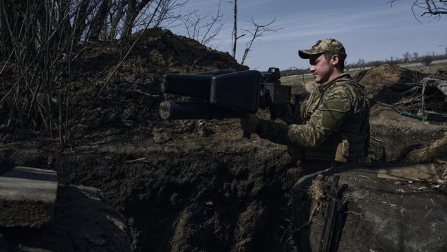 Ukraina bersiap melancarkan serangan udara melalui pasukan khusus yang dinamakan Brigade elite ke-82 melawan invasi Rusia.