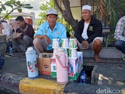 Senyum Merekah Pedagang Keliling Dulang Berkah di Tengah Macet Ketapang
