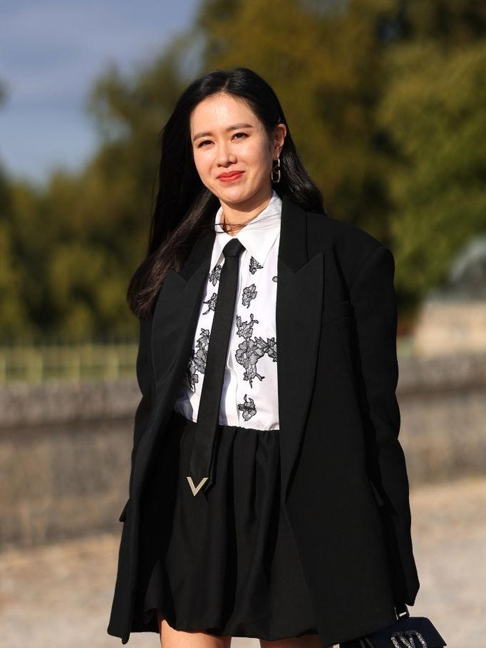 Tampil memesona dan awet muda di usia 41 tahun, Son Ye Jin terlihat classy dalam balutan outfit yang didominasi warna hitam tersebut./ Foto: Getty Images/Jacopo Raule
