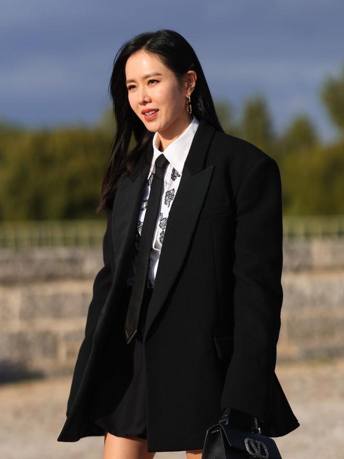 Kehadiran Son Ye Jin di Valentino Haute Couture tersebut pun menjadi penampilan perdananya di acara fashion usai melahirkan pada November 2022 lalu./ Foto: Getty Images/Jacopo Raule