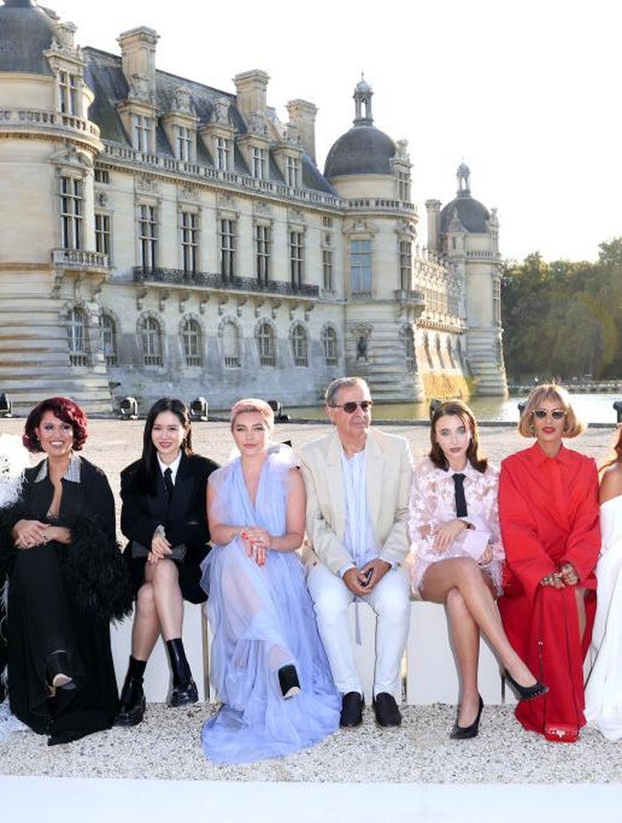 Di acara Valentino Haute Couture tersebut, Son Ye Jin juga berpose bersama aktris Florence Pugh serta selebriti dan tokoh ternama lainnya./ Foto: Getty Images/Jacopo Raule