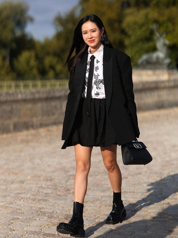 Pada Rabu, (5/7), aktris Korea Selatan Son Ye Jin menghadiri Valentino Haute Couture Fall/Winter 2023/2024 yang merupakan bagian dari Paris Fashion Week./ Foto: Getty Images/Jacopo Raule