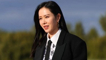 img-title Son Ye Jin Pamer Anak Usai Wajah di Wallpaper Bikin Salfok