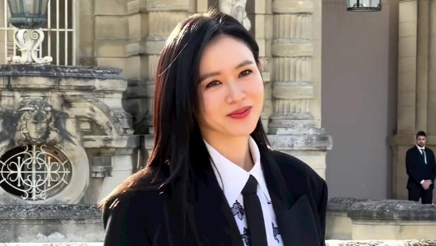Son Ye Jin menghadiri acara Valentino Haute Couture Fall/Winter 2023-24 Show di Paris