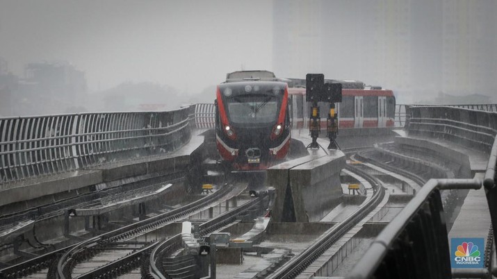 Suasana LRT (Jabodebek) Dukuh Atas, Jakarta, Kamis (6/7/2023). (CNBC Indonesia/Faisal Rahman)