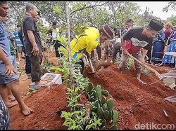 Suasana Pemakaman Pekerja Bangunan Korban Lift Anjlok di Lampung