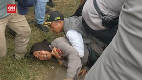 VIDEO: Demo di Al-Zaytun Ricuh, Polwan Berjatuhan