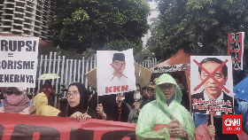 Aksi People Power Jakarta Sepi, Ibu-ibu Bawa Spanduk 'Jokowi Mundur'