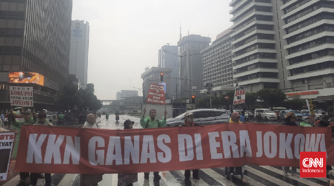 Sempat digadang-gadang dihadiri ribuan orang, aksi 'People Power' di Jakarta dan Solo hanya dihadiri puluhan peserta.