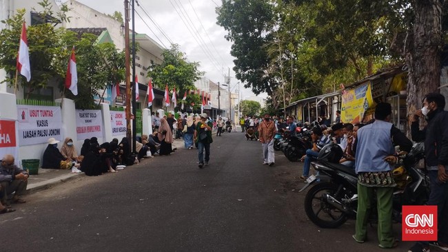 Usai menggelar aksi selama satu jam, massa people power di Solo membubarkan diri dengan tertib.