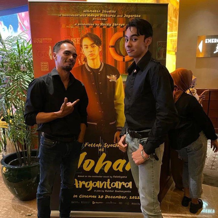 <p>Seperti sang ayah, remaja kelahiran 11 April 2005 ini juga memiliki bakat akting yang tak kalah keren. Diketahui, ia menjadi salah satu pemeran di film yang berjudul Argantara. (Foto: Instagram @attar.syach)</p>