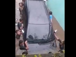 Banjir Terjang Tasikmalaya, Mobil-mobil Jadi Korbannya