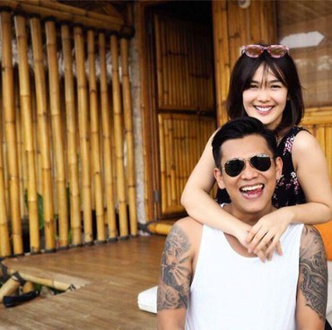 Resmi Cerai, 8 Potret Kemesraan Boris Bokir & Irma Purba Eks Istri Pramugari