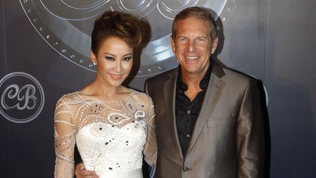 Keluarga rilis nama-nama yang akan jadi pembawa keranda Coco Lee pada pemakaman 31 Juli. Namun, nama sang suami tak ada di sana.