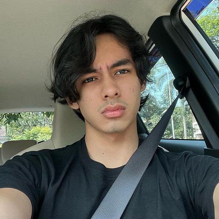 <p>Seperti figur publik pada umumnya, Fattah juga aktif menggunakan media sosial nih, Bunda. Dalam akun @fattahsyach, ia kerap membagikan momen-momen keseharian seperti akting dan melakukan hobi bermain basket. (Foto: Instagram @fattahsyach)</p><p></p>