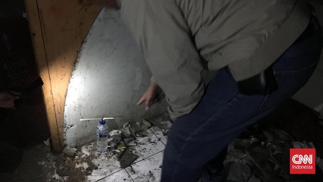Sebuah botol yang menyerupai bong atau alat isap narkoba jenis sabu ditemukan di Blok G Pasar Tanah Abang, Jakarta Pusat.