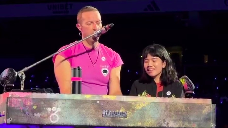 Heboh Chris Martin Ajak Fans Indonesia Naik ke Atas Panggung Konser Heboh Chris Martin Ajak Fans Indonesia Naik ke Atas Panggung Konser