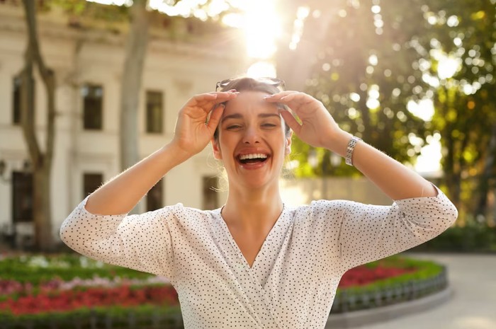 Orang yang terlahir sebagai Cancer di hari seni adalah sosok yang sehat dan ceria. Karena itu, mereka senang berada di sekitar banyak orang.