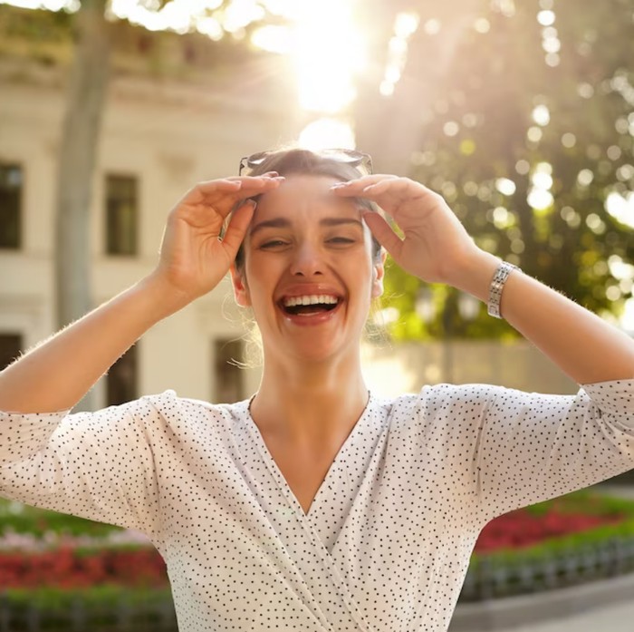 Penelitian menunjukkan bahwa orang yang memprioritaskan keceriaan dan kegembiraan dalam kehidupan sehari-hari cenderung lebih bahagia, hingga dapat menciptakan rasa ‘beruntung’ karena mereka mengalami lebih banyak momen positif dalam hidup.