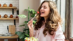 3 Kebiasaan Makan Ini Dijamin Bikin Kulit Bersih dan Kencang