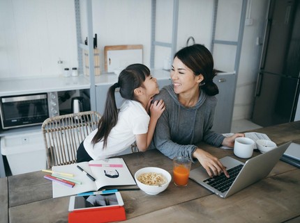 7 Tips Agar Bunda Bisa Punya Quality Time dengan Anak Saat Sibuk Bekerja
