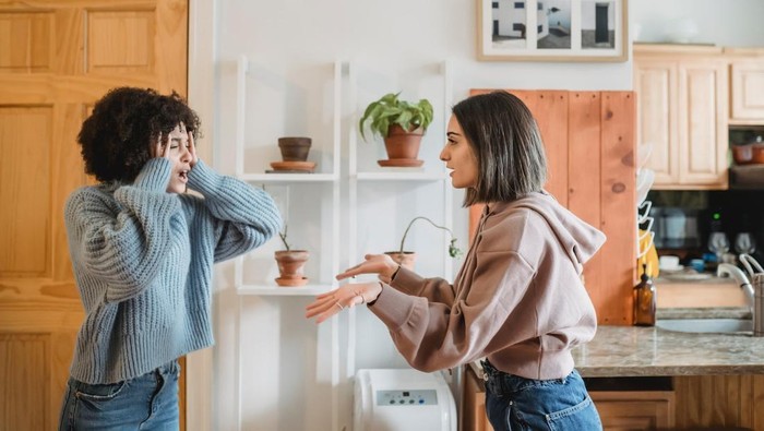 Orang yang kurang cerdas biasanya keras kepala. Mereka sulit mengubah pemikiran karena mengabaikan fakta yang ada.