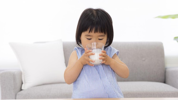 Ilustrasi Usia Anak Minum Fresh Milk Ilustrasi Usia Anak Minum Fresh Milk
