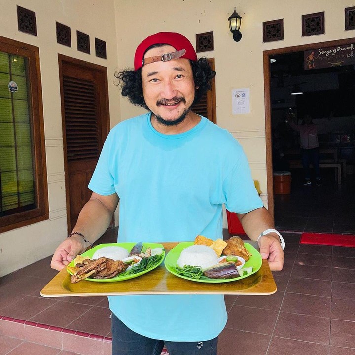 <p>Isa juga diketahui turun langsung dalam melayani pelanggan, lho, Bunda. "Turun langsung melayani pelanggan sepenuh hati," tulisnya. (Foto: Instagram@isa_bajaj)</p>