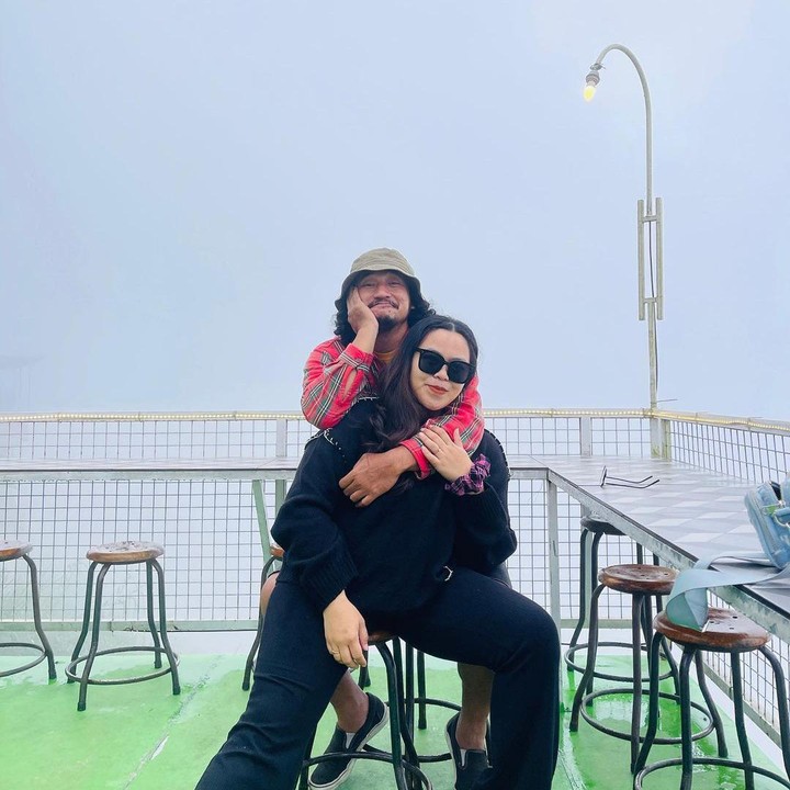 <p>Isa Wahyu Prastantyo atau yang akrab dengan panggilan Isa Baja kini meniti karier dalam dunia bisnis, Bunda. Isa bersama sang istri, Rahayu Mutiara, diketahui membuka bisnis kuliner berupa warung makan di kampung halamannya, Magetan. (Foto: Instagram@isa_bajaj)</p>