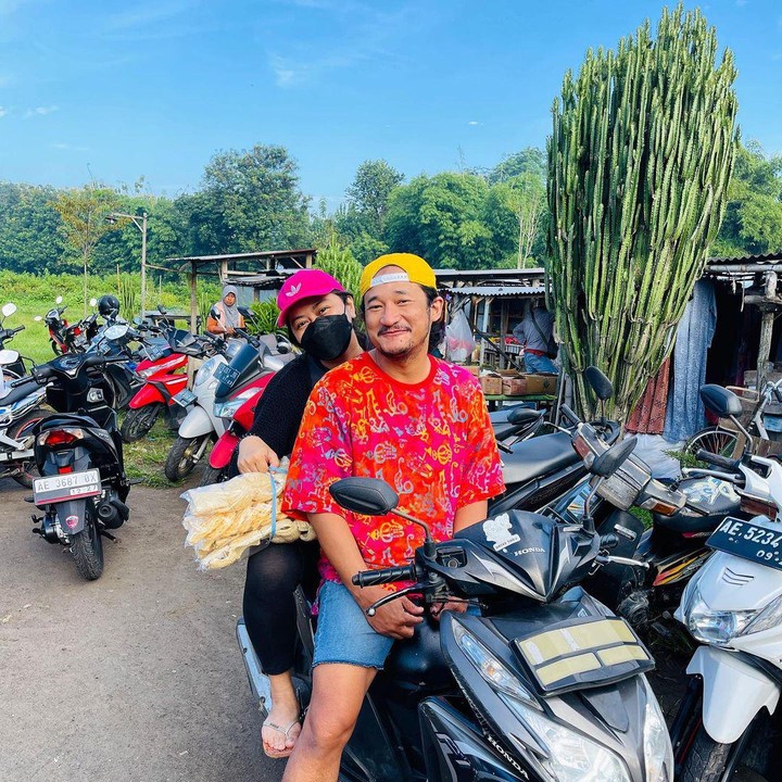 <p>Dalam menjalani bisnisnya ini, Isa pun tak sungkan terjun langsung ke pasar untuk belanja kebutuhan warungnya. Tentunya tidak sendiri, ia pun kerap ditemani sang istri tercinta, Bunda. (Foto: Instagram@isa_bajaj)</p>