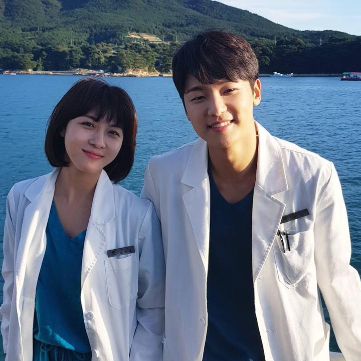 <p>Selanjutnya, Bunda juga perlu melihat transformasi Kang Min Hyuk dalam drama <em>Hospital Ship</em>. Dalam serial yang tayang pada tahun 2017 ini, Kang Min Hyuk beradu akting dengan aktris Ha Ji Won. (Foto: Instagram @mr_kanggun)<br /><br /><br /></p>